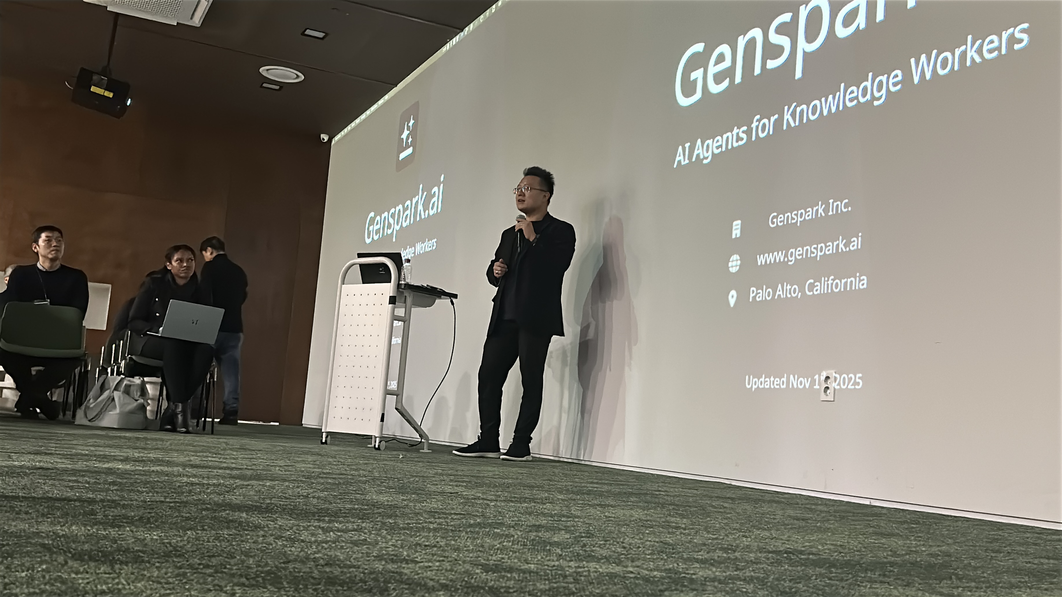 Genspark × The AI Collective 밋업에서 발표하는 웬 상 (Wen Sang) COO of Genspark