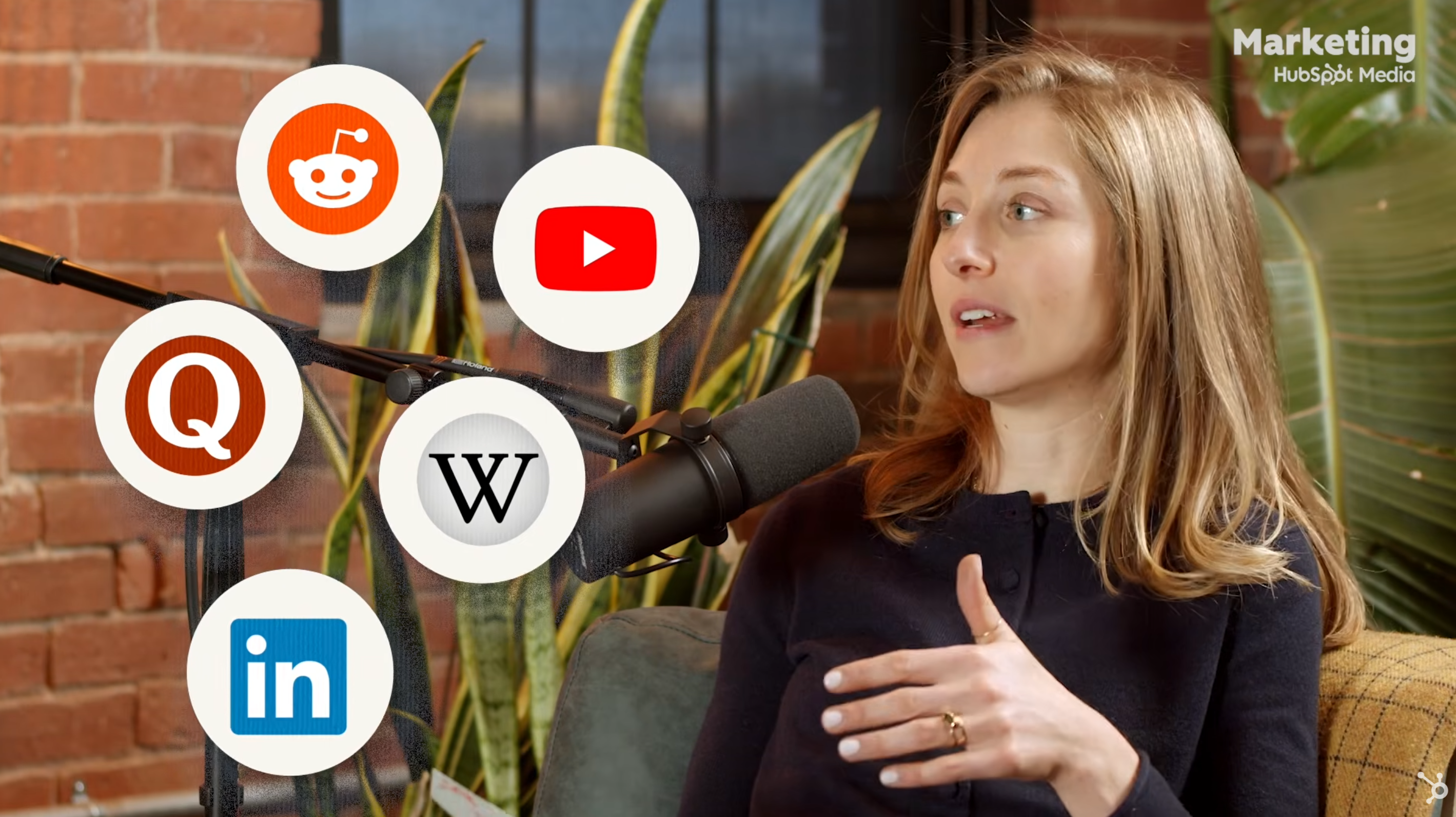 허브스팟 콘텐츠 전략을 설명하는 여성