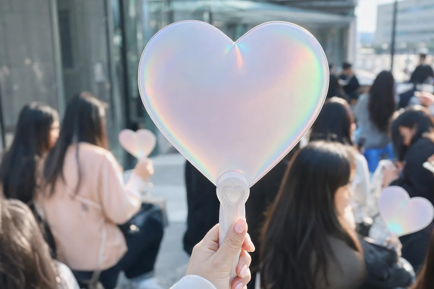 공연장 대기 공간에서 팬들이 하트형·원형 피켓을 들고 모여 있는 장면
