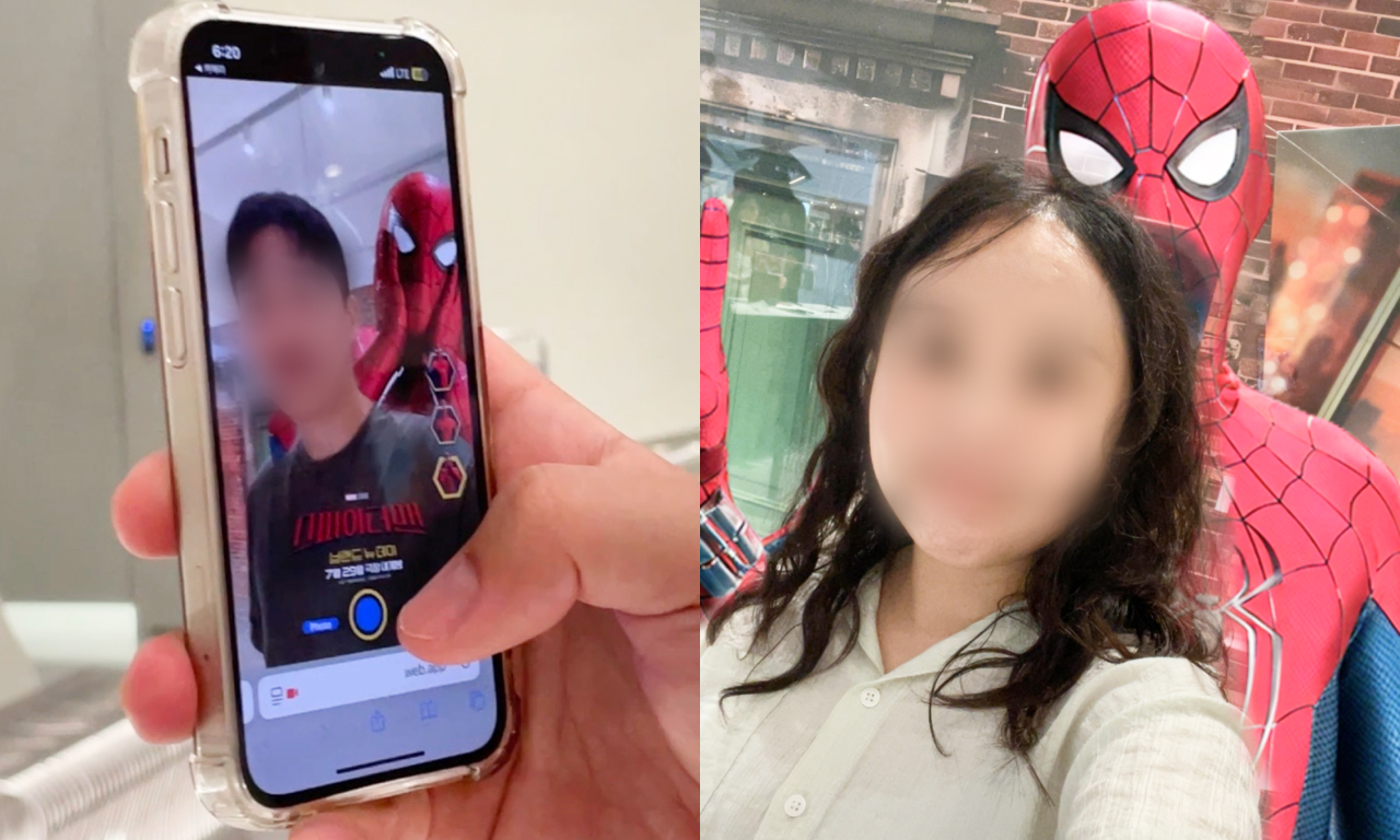 스파이더맨 팝업에서 AR 기술을 활용해 사진을 촬영하는 모습