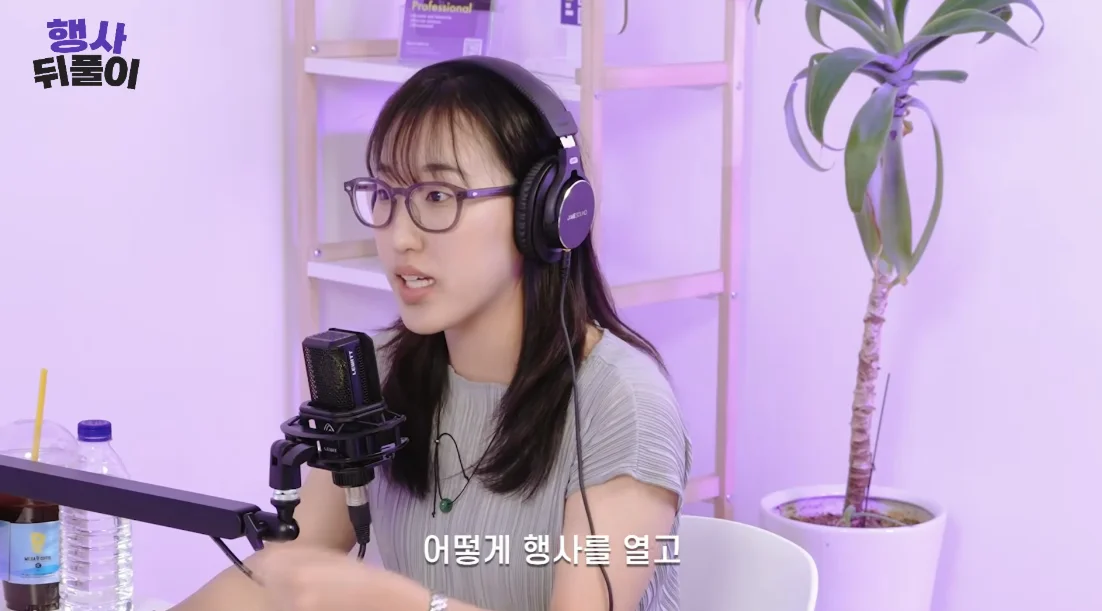 이벤터스 유튜브 팟캐스트 행사 뒤풀이 EP.1 촬영 현장. 위픽레터 조희연 매니저가 마이크 앞에서 위픽 인사이트서클을 어떻게 열었는지 이야기하고 있다