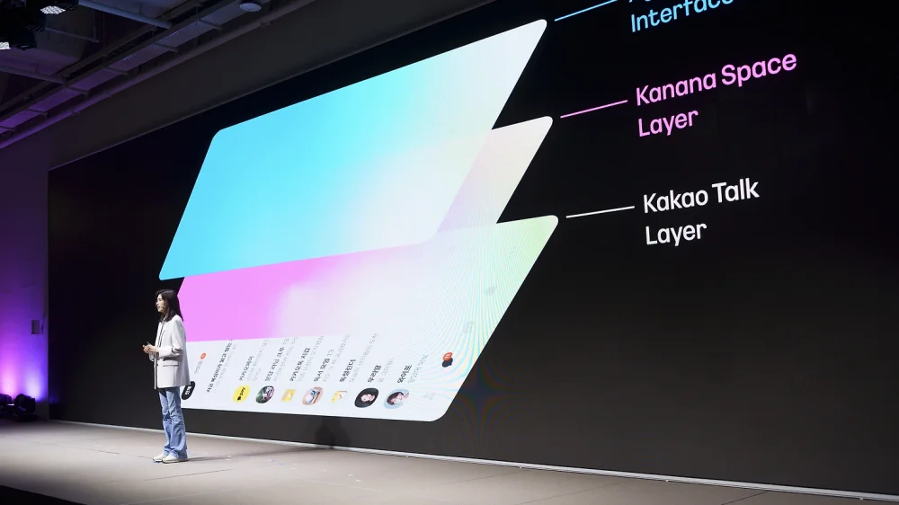 if(kakao)26 발표 현장에서 카나나 스페이스를 소개하는 화면