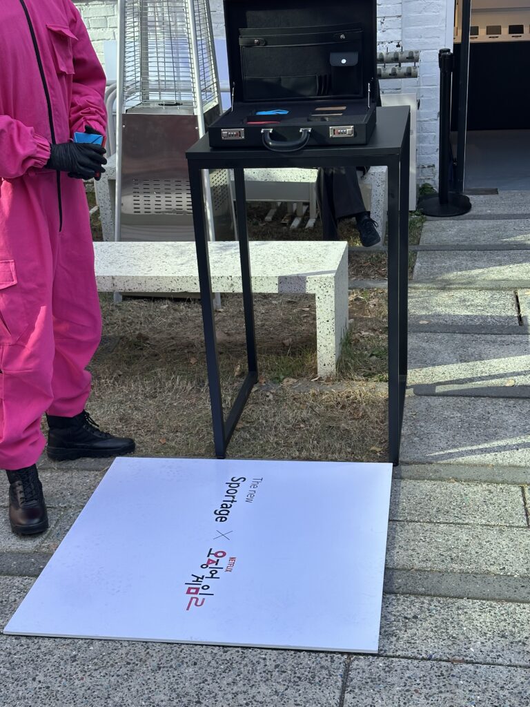 11월 성수 팝업 오징어 게임 딱지치기 체험존 - 딱지 치기 이벤트